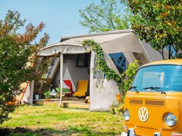 Camping Pas Cher vous présente avec son site Officiel campingpascher.fr, le Camping Les Bords De Loue classé 3 étoiles, situé sur la commune de Parcey dans le département Jura (Franche Comté) en France. Le camping Les Bords De Loue, vous présente un hébergement de type tente en toile et bois de 20 m². Le camping Les Bords De Loue vous propose du sam. 18 avril au sam. 25 avril 2026 pour 7 nuits à 266€. Cette location propose 73 dates différentes pour réserver votre séjour. Découvrez également les 12 autres gammes d'hébergements du camping. Les Avis clients pour le Camping Les Bords De Loue sont excellents avec une note moyenne de 8 sur 10. Rivière, Piscine chauffée, Piscine extérieure, Animation enfants, Animations familiales, Aire de jeux enfants, Baby-foot, Canoë-kayak, Court de tennis, Cyclisme, Golf, Parcours sportif, Ping-pong, Pétanque, Randonnée, Structure gonflable enfants, Terrain de badminton, Terrain de volley-ball, Bar, Boulangerie, Brasserie, Bureau de tabac, Dépôt de pain, Plats à emporter, Restaurant, Snack/Bar, Station-service, Épicerie,... En savoir plus : cliquez-ICI.