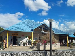 Camping Pas Cher vous présente avec son site Officiel campingpascher.fr, le Camping Les Bords De Loue classé 3 étoiles, situé sur la commune de Parcey dans le département Jura (Franche Comté) en France. Le camping Les Bords De Loue, vous présente un hébergement de type mobil-home de 40 m² et télévision. Le camping Les Bords De Loue vous propose du sam. 18 avril au sam. 25 avril 2026 pour 7 nuits à 476€. Cette location propose 47 dates différentes pour réserver votre séjour. Découvrez également les 12 autres gammes d'hébergements du camping. Les Avis clients pour le Camping Les Bords De Loue sont excellents avec une note moyenne de 8 sur 10. Rivière, Piscine chauffée, Piscine extérieure, Animation enfants, Animations familiales, Aire de jeux enfants, Baby-foot, Canoë-kayak, Court de tennis, Cyclisme, Golf, Parcours sportif, Ping-pong, Pétanque, Randonnée, Structure gonflable enfants, Terrain de badminton, Terrain de volley-ball, Bar, Boulangerie, Brasserie, Bureau de tabac, Dépôt de pain, Plats à emporter, Restaurant, Snack/Bar, Station-service, Épicerie,... En savoir plus : cliquez-ICI.