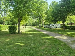 Camping Pas Cher vous présente avec son site Officiel campingpascher.fr, le Camping Les Bords De Loue classé 3 étoiles, situé sur la commune de Parcey dans le département Jura (Franche Comté) en France. Le camping Les Bords De Loue, vous présente un hébergement de type chalet de 24 m² pour 1 personne. Le camping Les Bords De Loue vous propose du lundi 01 juin au lundi 08 juin 2026 pour 7 nuits à 266€. Cette location propose 64 dates différentes pour réserver votre séjour. Découvrez également les 12 autres gammes d'hébergements du camping. Les Avis clients pour le Camping Les Bords De Loue sont excellents avec une note moyenne de 8 sur 10. Rivière, Piscine chauffée, Piscine extérieure, Animation enfants, Animations familiales, Aire de jeux enfants, Baby-foot, Canoë-kayak, Court de tennis, Cyclisme, Golf, Parcours sportif, Ping-pong, Pétanque, Randonnée, Structure gonflable enfants, Terrain de badminton, Terrain de volley-ball, Bar, Boulangerie, Brasserie, Bureau de tabac, Dépôt de pain, Plats à emporter, Restaurant, Snack/Bar, Station-service, Épicerie,... En savoir plus : cliquez-ICI.