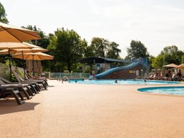 Camping Pas Cher vous présente avec son site Officiel campingpascher.fr, le Camping Les Bords De Loue classé 3 étoiles, situé sur la commune de Parcey dans le département Jura (Franche Comté) en France. Le camping Les Bords De Loue, vous présente un hébergement de type mobil-home de 35 m² pour 6 personnes avec climatisation et télévision. Le camping Les Bords De Loue vous propose du sam. 06 juin au sam. 13 juin 2026 pour 7 nuits à 434€. Cette location propose 19 dates différentes pour réserver votre séjour. Découvrez également les 12 autres gammes d'hébergements du camping. Les Avis clients pour le Camping Les Bords De Loue sont excellents avec une note moyenne de 8 sur 10. Rivière, Piscine chauffée, Piscine extérieure, Animation enfants, Animations familiales, Aire de jeux enfants, Baby-foot, Canoë-kayak, Court de tennis, Cyclisme, Golf, Parcours sportif, Ping-pong, Pétanque, Randonnée, Structure gonflable enfants, Terrain de badminton, Terrain de volley-ball, Bar, Boulangerie, Brasserie, Bureau de tabac, Dépôt de pain, Plats à emporter, Restaurant, Snack/Bar, Station-service, Épicerie,... En savoir plus : cliquez-ICI.