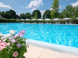Camping Pas Cher vous présente avec son site Officiel campingpascher.fr, le Camping Le Moulin Du Bel Air classé 3 étoiles, situé sur la commune de Saint Germain Du Bel Air dans le département Lot (Midi Pyrénées) en France. Le camping Le Moulin Du Bel Air, vous présente un hébergement de type caravane de 10 m². Le camping Le Moulin Du Bel Air vous propose du vendredi 28 août au vendredi 04 septembre 2026 pour 7 nuits à 400€. Cette location propose 102 dates différentes pour réserver votre séjour. Découvrez également les 10 autres gammes d'hébergements du camping. Les Avis clients pour le Camping Le Moulin Du Bel Air sont excellents avec une note moyenne de 8 sur 10. Piscine chauffée, Piscine extérieure, Animations familiales, Club enfants, Aire de jeux enfants, Canoë-kayak, Court de tennis, Ping-pong, Pétanque, Randonnée, Skatepark, Terrain de volley-ball, Bar, Brasserie, Dépôt de pain, Épicerie,... En savoir plus : cliquez-ICI.