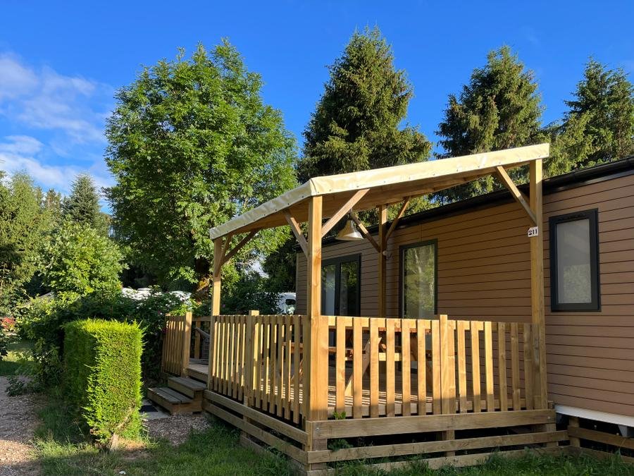 Camping Pas Cher vous présente avec son site Officiel campingpascher.fr, le Camping Sites Et Paysages - Au Clos De La Chaume classé 3 étoiles, situé sur la commune de Corcieux dans le département Vosges (Lorraine) en France. Le camping Sites Et Paysages - Au Clos De La Chaume, vous présente un hébergement de type bungalow de 28 m² et télévision. Le camping Sites Et Paysages - Au Clos De La Chaume vous propose du dimanche 06 septembre au dimanche 13 septembre 2026 pour 7 nuits à 592.8€. Cette location propose 40 dates différentes pour réserver votre séjour. Découvrez également les 7 autres gammes d'hébergements du camping. Les Avis clients pour le Camping Sites Et Paysages - Au Clos De La Chaume sont excellents avec une note moyenne de 8 sur 10. Piscine chauffée, Piscine couverte, Animations familiales, Club enfants, Aire de jeux enfants, Baby-foot, Canoë-kayak, Centre équestre, Cyclisme, Flipper, Ping-pong, Piscine, Planche à voile, Pétanque, Randonnée, Salle de jeux vidéo, Terrain de volley-ball, Terrain multisports, Bar, Boulangerie, Bureau de tabac, Dépôt de pain, Pizzeria,... En savoir plus : cliquez-ICI.