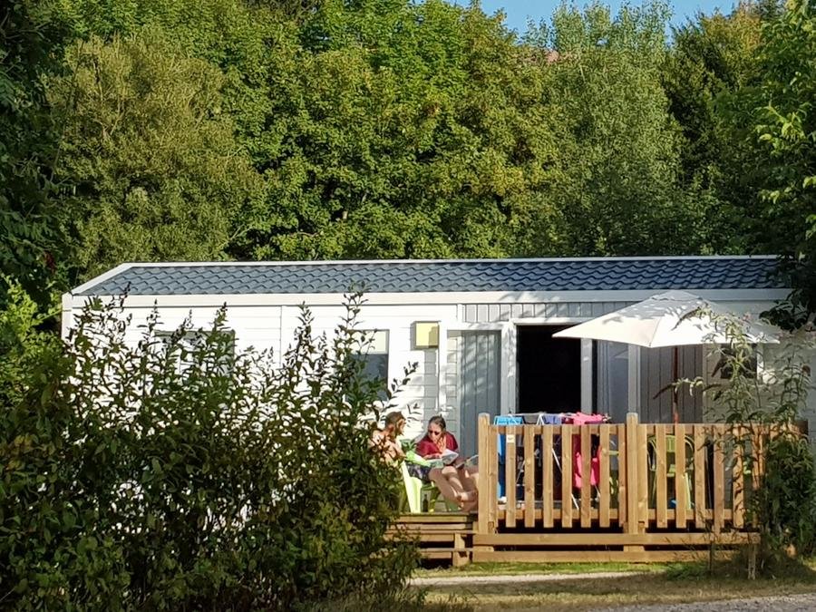 Camping Pas Cher vous présente avec son site Officiel campingpascher.fr, le Camping Sites Et Paysages - Au Clos De La Chaume classé 3 étoiles, situé sur la commune de Corcieux dans le département Vosges (Lorraine) en France. Le camping Sites Et Paysages - Au Clos De La Chaume, vous présente un hébergement de type bungalow de 32 m² pour 6 personnes et télévision. Le camping Sites Et Paysages - Au Clos De La Chaume vous propose du dimanche 06 septembre au dimanche 13 septembre 2026 pour 7 nuits à 702€. Cette location propose 16 dates différentes pour réserver votre séjour. Découvrez également les 7 autres gammes d'hébergements du camping. Les Avis clients pour le Camping Sites Et Paysages - Au Clos De La Chaume sont excellents avec une note moyenne de 8 sur 10. Piscine chauffée, Piscine couverte, Animations familiales, Club enfants, Aire de jeux enfants, Baby-foot, Canoë-kayak, Centre équestre, Cyclisme, Flipper, Ping-pong, Piscine, Planche à voile, Pétanque, Randonnée, Salle de jeux vidéo, Terrain de volley-ball, Terrain multisports, Bar, Boulangerie, Bureau de tabac, Dépôt de pain, Pizzeria,... En savoir plus : cliquez-ICI.