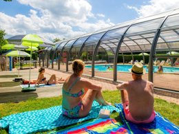 Camping Pas Cher vous présente avec son site Officiel campingpascher.fr, le Camping Sites Et Paysages - Au Clos De La Chaume classé 3 étoiles, situé sur la commune de Corcieux dans le département Vosges (Lorraine) en France. Le camping Sites Et Paysages - Au Clos De La Chaume vous propose un hébergement de type bungalow de 28 m² (télévision). L'établissement vous propose 7 autres types d'hébergements. Découvrez tous nos séjours à petits prix dans la commune et aux alentours de Corcieux du département : Vosges (Lorraine). Les Avis clients pour le Camping Sites Et Paysages - Au Clos De La Chaume sont excellents avec une note moyenne de 8 sur 10. Piscine chauffée, Piscine couverte, Animations familiales, Club enfants, Aire de jeux enfants, Baby-foot, Canoë-kayak, Centre équestre, Cyclisme, Flipper, Ping-pong, Piscine, Planche à voile, Pétanque, Randonnée, Salle de jeux vidéo, Terrain de volley-ball, Terrain multisports, Bar, Boulangerie, Bureau de tabac, Dépôt de pain, Pizzeria,... En savoir plus : cliquez-ICI.