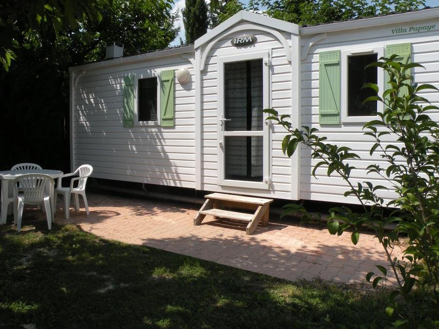Camping Pas Cher vous présente avec son site Officiel campingpascher.fr, le Camping Flower Les Micocouliers classé 3 étoiles, situé sur la commune de Graveson dans le département Bouches-du-rhône (Provence Alpes Côte D'azur) en France. Le camping Flower Les Micocouliers, vous présente un hébergement de type mobil-home de 22 m² avec climatisation. Le camping Flower Les Micocouliers vous propose du sam. 26 septembre au sam. 03 octobre 2026 pour 7 nuits à 439€. Cette location propose 92 dates différentes pour réserver votre séjour. Découvrez également les 9 autres gammes d'hébergements du camping. Les Avis clients pour le Camping Flower Les Micocouliers sont excellents avec une note moyenne de 8 sur 10. Piscine chauffée, Piscine extérieure, Aire de jeux enfants, Centre équestre, Cyclisme, Parcours sportif, Ping-pong, Pétanque, Randonnée, Terrain de badminton, Terrain de volley-ball, Bar, Dépôt de pain, Snack/Bar, Épicerie,... En savoir plus : cliquez-ICI.