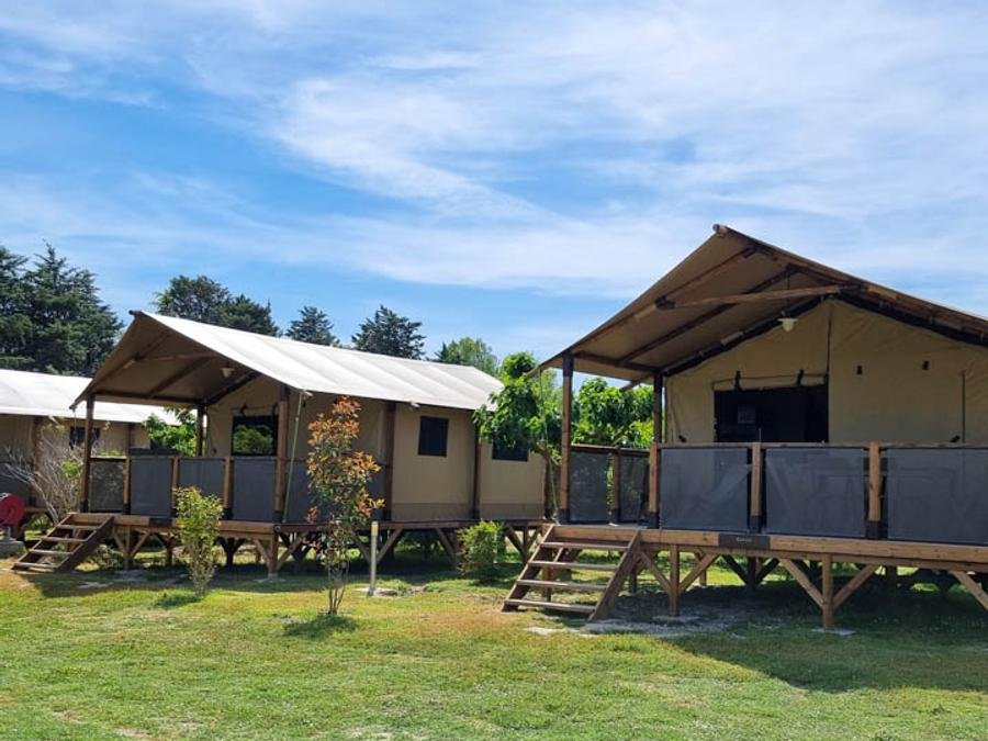 Camping Pas Cher vous présente avec son site Officiel campingpascher.fr, le Camping Flower Les Micocouliers classé 3 étoiles, situé sur la commune de Graveson dans le département Bouches-du-rhône (Provence Alpes Côte D'azur) en France. Le camping Flower Les Micocouliers, vous présente un hébergement de type lodge de 34 m² pour 5 personnes avec climatisation. Le camping Flower Les Micocouliers vous propose du sam. 26 septembre au sam. 03 octobre 2026 pour 7 nuits à 369.5€. Cette location propose 85 dates différentes pour réserver votre séjour. Découvrez également les 9 autres gammes d'hébergements du camping. Les Avis clients pour le Camping Flower Les Micocouliers sont excellents avec une note moyenne de 8 sur 10. Piscine chauffée, Piscine extérieure, Aire de jeux enfants, Centre équestre, Cyclisme, Parcours sportif, Ping-pong, Pétanque, Randonnée, Terrain de badminton, Terrain de volley-ball, Bar, Dépôt de pain, Snack/Bar, Épicerie,... En savoir plus : cliquez-ICI.
