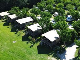 Camping Pas Cher vous présente avec son site Officiel campingpascher.fr, le Camping Flower Les Micocouliers classé 3 étoiles, situé sur la commune de Graveson dans le département Bouches-du-rhône (Provence Alpes Côte D'azur) en France. Le camping Flower Les Micocouliers, vous présente un hébergement de type lodge de 34 m² pour 5 personnes avec climatisation. Le camping Flower Les Micocouliers vous propose du sam. 26 septembre au sam. 03 octobre 2026 pour 7 nuits à 369.5€. Cette location propose 85 dates différentes pour réserver votre séjour. Découvrez également les 9 autres gammes d'hébergements du camping. Les Avis clients pour le Camping Flower Les Micocouliers sont excellents avec une note moyenne de 8 sur 10. Piscine chauffée, Piscine extérieure, Aire de jeux enfants, Centre équestre, Cyclisme, Parcours sportif, Ping-pong, Pétanque, Randonnée, Terrain de badminton, Terrain de volley-ball, Bar, Dépôt de pain, Snack/Bar, Épicerie,... En savoir plus : cliquez-ICI.