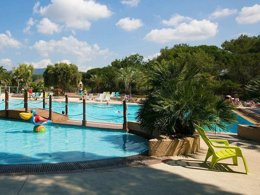 Camping Pas Cher vous présente avec son site Officiel campingpascher.fr, le Camping Leï Suves classé 4 étoiles, situé sur la commune de Roquebrune Sur Argens dans le département Var (Provence Alpes Côte D'azur) en France. Le camping Leï Suves vous propose un hébergement de type mobil-home de 26 m² pour 2 personnes avec climatisation. L'établissement vous propose 5 autres types d'hébergements. Découvrez tous nos séjours à petits prix dans la commune et aux alentours de Roquebrune Sur Argens du département : Var (Provence Alpes Côte D'azur). Les Avis clients pour le Camping Leï Suves sont excellents avec une note moyenne de 8 sur 10. Piscine chauffée, Piscine extérieure, Animations familiales, Club ados, Club enfants, Aire de jeux enfants, Baby-foot, Court de tennis, Golf, Ping-pong, Piscine, Pétanque, Salle de jeux vidéo, Terrain multisports, Bar, Dépôt de pain, Pizzeria, Restaurant, Snack/Bar, Épicerie,... En savoir plus : cliquez-ICI.