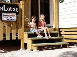 Camping Pas Cher vous présente avec son site Officiel campingpascher.fr, le Camping Leï Suves classé 4 étoiles, situé sur la commune de Roquebrune Sur Argens dans le département Var (Provence Alpes Côte D'azur) en France. Le camping Leï Suves, vous présente un hébergement de type mobil-home de 34 m² pour 1 personne avec climatisation. Le camping Leï Suves vous propose du sam. 30 mai au sam. 06 juin 2026, en promotion à -12% pour 7 nuits à 652 € au lieu de 741,0 € soit une Économie de 89 €. Cette location propose 96 dates différentes pour réserver votre séjour. Découvrez également les 5 autres gammes d'hébergements du camping. Les Avis clients pour le Camping Leï Suves sont excellents avec une note moyenne de 8 sur 10. Piscine chauffée, Piscine extérieure, Animations familiales, Club ados, Club enfants, Aire de jeux enfants, Baby-foot, Court de tennis, Golf, Ping-pong, Piscine, Pétanque, Salle de jeux vidéo, Terrain multisports, Bar, Dépôt de pain, Pizzeria, Restaurant, Snack/Bar, Épicerie,... En savoir plus : cliquez-ICI.