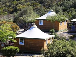 Camping Pas Cher vous présente avec son site Officiel campingpascher.fr, le Camping L'Avena classé 3 étoiles, situé sur la commune de Sartene dans le département Corse Du Sud (Corse) en France. Le camping L'Avena, vous présente un hébergement de type chalet de 25 m² pour 5 personnes. Le camping L'Avena vous proposeun séjour PAS CHER avec une REMISEdu sam. 12 septembre au sam. 19 septembre 2026, en promotion à -30% pour 7 nuits à 392 € au lieu de 560,0 € soit une Économie de 168 €. Cette location propose 100 dates différentes pour réserver votre séjour. Découvrez également les 2 autres gammes d'hébergements du camping. Les Avis clients pour le Camping L'Avena sont de 7 sur 10. Animations familiales, Club enfants, Aire de jeux enfants, Canoë-kayak, Centre équestre, Golf, Location de bateaux, Ping-pong, Pétanque, Terrain multisports, Voile, Bar, Dépôt de pain, Snack/Bar, Supermarché, Épicerie,... En savoir plus : cliquez-ICI.