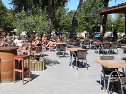 Camping Pas Cher vous présente avec son site Officiel campingpascher.fr, le Camping L'Avena classé 3 étoiles, situé sur la commune de Sartene dans le département Corse Du Sud (Corse) en France. Le camping L'Avena, vous présente un hébergement de type tente de 25 m² pour 5 personnes. Le camping L'Avena vous proposeun séjour PAS CHER avec une REMISEdu sam. 12 septembre au sam. 19 septembre 2026, en promotion à -30% pour 7 nuits à 355,25 € au lieu de 507,5 € soit une Économie de 152,25 €. Cette location propose 114 dates différentes pour réserver votre séjour. Découvrez également les 2 autres gammes d'hébergements du camping. Les Avis clients pour le Camping L'Avena sont de 7 sur 10. Animations familiales, Club enfants, Aire de jeux enfants, Canoë-kayak, Centre équestre, Golf, Location de bateaux, Ping-pong, Pétanque, Terrain multisports, Voile, Bar, Dépôt de pain, Snack/Bar, Supermarché, Épicerie,... En savoir plus : cliquez-ICI.