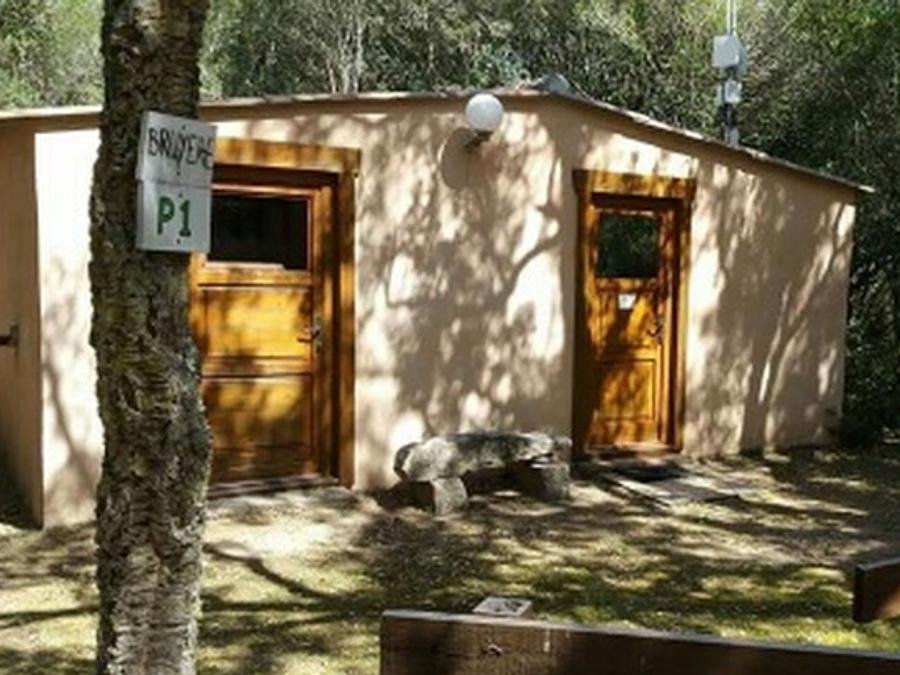 Camping Pas Cher vous présente avec son site Officiel campingpascher.fr, le Camping U Stabiacciu & Chalets classé 3 étoiles, situé sur la commune de Porto-vecchio dans le département Corse Du Sud (Corse) en France. Le camping U Stabiacciu & Chalets, vous présente un hébergement de type chambre de 18 m² pour 2 personnes avec climatisation et télévision. Le camping U Stabiacciu & Chalets vous propose du dimanche 20 septembre au dimanche 27 septembre 2026, en promotion à -10% pour 7 nuits à 409,50 € au lieu de 455,0 € soit une Économie de 45,50 €. Cette location propose 138 dates différentes pour réserver votre séjour. Découvrez également les 5 autres gammes d'hébergements du camping. Les Avis clients pour le Camping U Stabiacciu & Chalets sont de 7 sur 10. Mer, Piscine chauffée, Piscine extérieure, Aire de jeux enfants, Canyoning, Centre équestre, Golf, Jet-ski, Location de bateaux, Paddle, Ping-pong, Planche à voile, Plongée, Pédalo, Pétanque, Ski nautique, Bar, Boulangerie, Bureau de tabac, Café, Dépôt de pain, Pizzeria, Plats à emporter, Station-service, Supermarché,... En savoir plus : cliquez-ICI.
