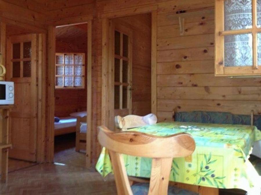Camping Pas Cher vous présente avec son site Officiel campingpascher.fr, le Camping U Stabiacciu & Chalets classé 3 étoiles, situé sur la commune de Porto-vecchio dans le département Corse Du Sud (Corse) en France. Le camping U Stabiacciu & Chalets, vous présente un hébergement de type chalet de 26 m² pour 4 personnes. Le camping U Stabiacciu & Chalets vous propose du sam. 26 septembre au sam. 03 octobre 2026 pour 7 nuits à 385€. Cette location propose 67 dates différentes pour réserver votre séjour. Découvrez également les 5 autres gammes d'hébergements du camping. Les Avis clients pour le Camping U Stabiacciu & Chalets sont de 7 sur 10. Mer, Piscine chauffée, Piscine extérieure, Aire de jeux enfants, Canyoning, Centre équestre, Golf, Jet-ski, Location de bateaux, Paddle, Ping-pong, Planche à voile, Plongée, Pédalo, Pétanque, Ski nautique, Bar, Boulangerie, Bureau de tabac, Café, Dépôt de pain, Pizzeria, Plats à emporter, Station-service, Supermarché,... En savoir plus : cliquez-ICI.