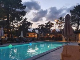 Camping Pas Cher vous présente avec son site Officiel campingpascher.fr, le Camping U Stabiacciu & Chalets classé 3 étoiles, situé sur la commune de Porto-vecchio dans le département Corse Du Sud (Corse) en France. Le camping U Stabiacciu & Chalets vous propose un hébergement de type chalet de 26 m² pour 4 personnes. L'établissement vous propose 6 autres types d'hébergements. Découvrez tous nos séjours à petits prix dans la commune et aux alentours de Porto-vecchio du département : Corse Du Sud (Corse). Les Avis clients pour le Camping U Stabiacciu & Chalets sont excellents avec une note moyenne de 8 sur 10. Mer, Piscine chauffée, Piscine extérieure, Aire de jeux enfants, Canyoning, Centre équestre, Golf, Jet-ski, Location de bateaux, Paddle, Ping-pong, Planche à voile, Plongée, Pédalo, Pétanque, Ski nautique, Bar, Boulangerie, Bureau de tabac, Café, Dépôt de pain, Pizzeria, Plats à emporter, Station-service, Supermarché,... En savoir plus : cliquez-ICI.