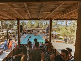 Camping Pas Cher vous présente avec son site Officiel campingpascher.fr, le Camping U Stabiacciu & Chalets classé 3 étoiles, situé sur la commune de Porto-vecchio dans le département Corse Du Sud (Corse) en France. Le camping U Stabiacciu & Chalets vous propose un hébergement de type chalet de 26 m² pour 4 personnes. L'établissement vous propose 5 autres types d'hébergements. Découvrez tous nos séjours à petits prix dans la commune et aux alentours de Porto-vecchio du département : Corse Du Sud (Corse). Les Avis clients pour le Camping U Stabiacciu & Chalets sont de 7 sur 10. Mer, Piscine chauffée, Piscine extérieure, Aire de jeux enfants, Canyoning, Centre équestre, Golf, Jet-ski, Location de bateaux, Paddle, Ping-pong, Planche à voile, Plongée, Pédalo, Pétanque, Ski nautique, Bar, Boulangerie, Bureau de tabac, Café, Dépôt de pain, Pizzeria, Plats à emporter, Station-service, Supermarché,... En savoir plus : cliquez-ICI.