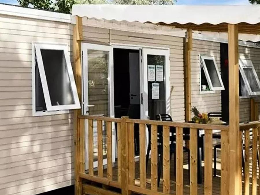 Camping Pas Cher vous présente avec son site Officiel campingpascher.fr, le Camping Au P'tit Bonheur classé 3 étoiles, situé sur la commune de Peyrillac Et Millac dans le département Dordogne (Aquitaine) en France. Le camping Au P'tit Bonheur, vous présente un hébergement de type mobil-home de 29 m² pour 6 personnes. Le camping Au P'tit Bonheur vous propose du sam. 29 août au sam. 05 septembre 2026 pour 7 nuits à 429€. Cette location propose 59 dates différentes pour réserver votre séjour. Découvrez également les 25 autres gammes d'hébergements du camping. Les Avis clients pour le Camping Au P'tit Bonheur sont excellents avec une note moyenne de 8 sur 10. Piscine chauffée, Piscine extérieure, Animations familiales, Club enfants, Aire de jeux enfants, Baby-foot, Canoë-kayak, Cyclisme, Ping-pong, Piscine, Pétanque, Randonnée, Structure gonflable enfants, Terrain multisports, Trampoline, Bar, Dépôt de pain, Snack/Bar, Épicerie,... En savoir plus : cliquez-ICI.