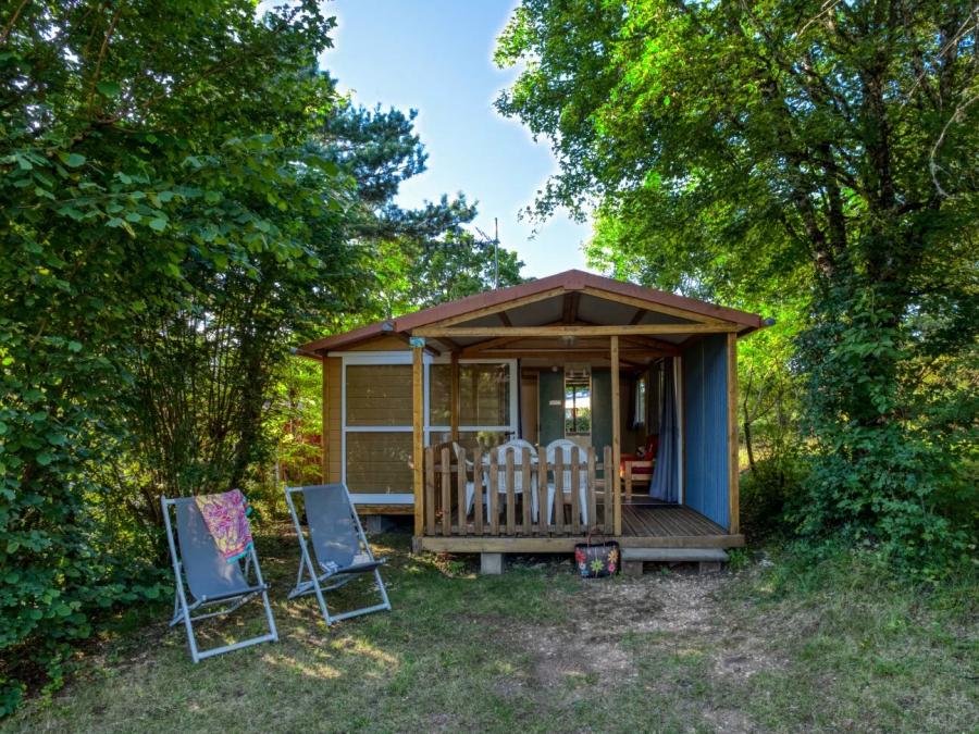 Camping Pas Cher vous présente avec son site Officiel campingpascher.fr, le Camping Au P'tit Bonheur classé 3 étoiles, situé sur la commune de Peyrillac Et Millac dans le département Dordogne (Aquitaine) en France. Le camping Au P'tit Bonheur vous propose un hébergement de type chalet de 36 m² pour 1 personne avec climatisation. L'établissement vous propose 23 autres types d'hébergements. Découvrez tous nos séjours à petits prix dans la commune et aux alentours de Peyrillac Et Millac du département : Dordogne (Aquitaine). Les Avis clients pour le Camping Au P'tit Bonheur sont excellents avec une note moyenne de 8 sur 10. Piscine chauffée, Piscine extérieure, Animations familiales, Club enfants, Aire de jeux enfants, Baby-foot, Canoë-kayak, Cyclisme, Ping-pong, Piscine, Pétanque, Randonnée, Structure gonflable enfants, Terrain multisports, Trampoline, Bar, Dépôt de pain, Snack/Bar, Épicerie,... En savoir plus : cliquez-ICI.