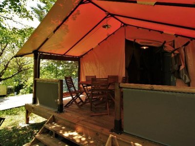Cliquez pour découvrir toutes les photos de l'HÉBERGEMENT ! tente en toile et bois - Au P'tit Bonheur photo 2