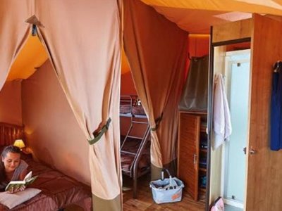 Cliquez pour découvrir toutes les photos de l'HÉBERGEMENT ! tente en toile et bois - Au P'tit Bonheur photo 4