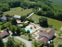 Camping Pas Cher vous présente avec son site Officiel campingpascher.fr, le Camping Au P'tit Bonheur classé 3 étoiles, situé sur la commune de Peyrillac Et Millac dans le département Dordogne (Aquitaine) en France. Le camping Au P'tit Bonheur vous propose un hébergement de type chalet de 36 m² pour 1 personne avec climatisation. L'établissement vous propose 23 autres types d'hébergements. Découvrez tous nos séjours à petits prix dans la commune et aux alentours de Peyrillac Et Millac du département : Dordogne (Aquitaine). Les Avis clients pour le Camping Au P'tit Bonheur sont excellents avec une note moyenne de 8 sur 10. Piscine chauffée, Piscine extérieure, Animations familiales, Club enfants, Aire de jeux enfants, Baby-foot, Canoë-kayak, Cyclisme, Ping-pong, Piscine, Pétanque, Randonnée, Structure gonflable enfants, Terrain multisports, Trampoline, Bar, Dépôt de pain, Snack/Bar, Épicerie,... En savoir plus : cliquez-ICI.