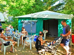 Camping Pas Cher vous présente avec son site Officiel campingpascher.fr, le Camping Maeva Escapades Au P'tit Bonheur classé 3 étoiles, situé sur la commune de Peyrillac Et Millac dans le département Dordogne (Aquitaine) en France. Le camping Maeva Escapades Au P'tit Bonheur, vous présente un hébergement de type bungalow toilé de 20 m². Le camping Maeva Escapades Au P'tit Bonheur vous propose du mercredi 01 juillet au mercredi 08 juillet 2026 pour 7 nuits à 298.29€. Cette location propose 12 dates différentes pour réserver votre séjour. Découvrez également les 24 autres gammes d'hébergements du camping. Les Avis clients pour le Camping Maeva Escapades Au P'tit Bonheur sont excellents avec une note moyenne de 8 sur 10. Piscine chauffée, Piscine extérieure, Animations familiales, Club enfants, Aire de jeux enfants, Baby-foot, Canoë-kayak, Cyclisme, Ping-pong, Piscine, Pétanque, Randonnée, Structure gonflable enfants, Terrain multisports, Trampoline, Bar, Dépôt de pain, Snack/Bar, Épicerie,... En savoir plus : cliquez-ICI.