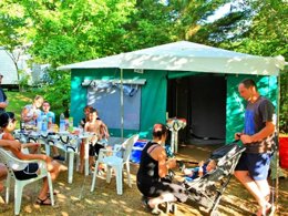 Camping Pas Cher vous présente avec son site Officiel campingpascher.fr, le Camping Maeva Escapades Au P'tit Bonheur classé 3 étoiles, situé sur la commune de Peyrillac Et Millac dans le département Dordogne (Aquitaine) en France. Le camping Maeva Escapades Au P'tit Bonheur, vous présente un hébergement de type tente en toile et bois de 30 m². Le camping Maeva Escapades Au P'tit Bonheur vous propose du jeudi 30 avril au jeudi 07 mai 2026 pour 7 nuits à 309€. Cette location propose 105 dates différentes pour réserver votre séjour. Découvrez également les 24 autres gammes d'hébergements du camping. Les Avis clients pour le Camping Maeva Escapades Au P'tit Bonheur sont excellents avec une note moyenne de 8 sur 10. Piscine chauffée, Piscine extérieure, Animations familiales, Club enfants, Aire de jeux enfants, Baby-foot, Canoë-kayak, Cyclisme, Ping-pong, Piscine, Pétanque, Randonnée, Structure gonflable enfants, Terrain multisports, Trampoline, Bar, Dépôt de pain, Snack/Bar, Épicerie,... En savoir plus : cliquez-ICI.