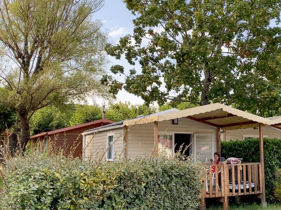 Camping Pas Cher vous présente avec son site Officiel campingpascher.fr, le Camping Le Verger De Jastres classé 3 étoiles, situé sur la commune de Saint Didier Sous Aubenas dans le département Ardèche (Rhône Alpes) en France. Le camping Le Verger De Jastres, vous présente un hébergement de type mobil-home de 20 m². Le camping Le Verger De Jastres vous propose du sam. 29 août au sam. 05 septembre 2026 pour 7 nuits à 478.8€. Cette location propose 30 dates différentes pour réserver votre séjour. Découvrez également les 11 autres gammes d'hébergements du camping. Les Avis clients pour le Camping Le Verger De Jastres sont excellents avec une note moyenne de 9 sur 10. Piscine extérieure, Animations familiales, Aire de jeux enfants, Canoë-kayak, Centre équestre, Ping-pong, Piscine, Pétanque, Randonnée, Salle de jeux vidéo, Terrain multisports, Bar, Boulangerie, Bureau de tabac, Dépôt de pain, Plats à emporter, Épicerie,... En savoir plus : cliquez-ICI.