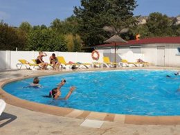 Camping Pas Cher vous présente avec son site Officiel campingpascher.fr, le Camping Le Verger De Jastres classé 3 étoiles, situé sur la commune de Saint Didier Sous Aubenas dans le département Ardèche (Rhône Alpes) en France. Le camping Le Verger De Jastres, vous présente un hébergement de type chalet de 32 m² pour 2 personnes. Le camping Le Verger De Jastres vous propose du dimanche 07 juin au dimanche 14 juin 2026 avec un DÉPART DEMAIN pour 7 nuits à 655.2€. Cette location propose 48 dates différentes pour réserver votre séjour. Découvrez également les 11 autres gammes d'hébergements du camping. Les Avis clients pour le Camping Le Verger De Jastres sont excellents avec une note moyenne de 9 sur 10. Piscine extérieure, Animations familiales, Aire de jeux enfants, Canoë-kayak, Centre équestre, Ping-pong, Piscine, Pétanque, Randonnée, Salle de jeux vidéo, Terrain multisports, Bar, Boulangerie, Bureau de tabac, Dépôt de pain, Plats à emporter, Épicerie,... En savoir plus : cliquez-ICI.