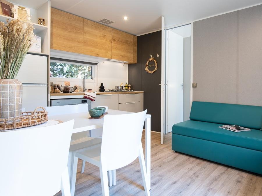 Camping Pas Cher vous présente avec son site Officiel campingpascher.fr, le Camping Club La Côte Sauvage 5* - MS VACANCES classé 5 étoiles, situé sur la commune de La Palmyre dans le département Charente-maritime (Poitou Charentes) en France. Le camping Club La Côte Sauvage 5* - MS VACANCES vous propose un hébergement de type mobil-home de 33 m² pour 5 personnes (télévision). L'établissement vous propose 15 autres types d'hébergements. Découvrez tous nos séjours à petits prix dans la commune et aux alentours de La Palmyre du département : Charente-maritime (Poitou Charentes). Les Avis clients pour le Camping Club La Côte Sauvage 5* - MS VACANCES sont excellents avec une note moyenne de 8 sur 10. Mer, Parc aquatique, Piscine couverte, Piscine extérieure, Animations familiales, Club ados, Club enfants, Aire de jeux enfants, Centre équestre, Court de padel en extérieur, Golf, Jet-ski, Location de bateaux, Paddle, Parcours sportif, Ping-pong, Piscine, Pétanque, Randonnée, Salle de fitness, Surf, Terrain de badminton, Terrain de beach-volley, Tir à l’arc, Bar, Dépôt de pain, Restaurant, Snack/Bar, Épicerie,... En savoir plus : cliquez-ICI.