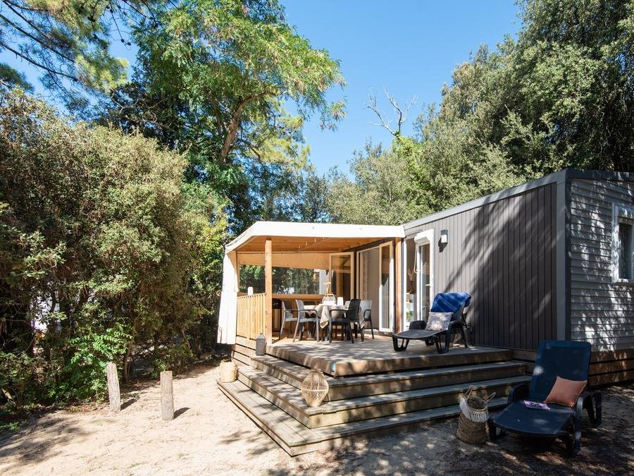 Camping Pas Cher vous présente avec son site Officiel campingpascher.fr, le Camping Club La Côte Sauvage 5* - MS VACANCES classé 5 étoiles, situé sur la commune de La Palmyre dans le département Charente-maritime (Poitou Charentes) en France. Le camping Club La Côte Sauvage 5* - MS VACANCES vous propose un hébergement de type mobil-home de 33 m² pour 6 personnes avec climatisation (télévision). L'établissement vous propose 15 autres types d'hébergements. Découvrez tous nos séjours à petits prix dans la commune et aux alentours de La Palmyre du département : Charente-maritime (Poitou Charentes). Les Avis clients pour le Camping Club La Côte Sauvage 5* - MS VACANCES sont excellents avec une note moyenne de 8 sur 10. Mer, Parc aquatique, Piscine couverte, Piscine extérieure, Animations familiales, Club ados, Club enfants, Aire de jeux enfants, Centre équestre, Court de padel en extérieur, Golf, Jet-ski, Location de bateaux, Paddle, Parcours sportif, Ping-pong, Piscine, Pétanque, Randonnée, Salle de fitness, Surf, Terrain de badminton, Terrain de beach-volley, Tir à l’arc, Bar, Dépôt de pain, Restaurant, Snack/Bar, Épicerie,... En savoir plus : cliquez-ICI.