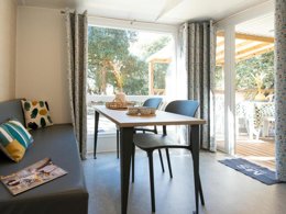 Camping Pas Cher vous présente avec son site Officiel campingpascher.fr, le Camping Club La Côte Sauvage 5* - MS VACANCES classé 5 étoiles, situé sur la commune de La Palmyre dans le département Charente-maritime (Poitou Charentes) en France. Le camping Club La Côte Sauvage 5* - MS VACANCES, vous présente un hébergement de type mobil-home de 24 m² pour 4 personnes et télévision. Le camping Club La Côte Sauvage 5* - MS VACANCES vous propose du dimanche 03 mai au dimanche 10 mai 2026, en promotion à -25% pour 7 nuits à 317,25 € au lieu de 423,0 € soit une Économie de 105,75 €. Cette location propose 71 dates différentes pour réserver votre séjour. Découvrez également les 15 autres gammes d'hébergements du camping. Les Avis clients pour le Camping Club La Côte Sauvage 5* - MS VACANCES sont excellents avec une note moyenne de 8 sur 10. Mer, Parc aquatique, Piscine couverte, Piscine extérieure, Animations familiales, Club ados, Club enfants, Aire de jeux enfants, Centre équestre, Court de padel en extérieur, Golf, Jet-ski, Location de bateaux, Paddle, Parcours sportif, Ping-pong, Piscine, Pétanque, Randonnée, Salle de fitness, Surf, Terrain de badminton, Terrain de beach-volley, Tir à l’arc, Bar, Dépôt de pain, Restaurant, Snack/Bar, Épicerie,... En savoir plus : cliquez-ICI.