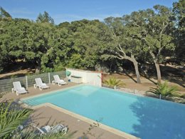 Camping Pas Cher vous présente avec son site Officiel campingpascher.fr, le Camping Pezza Cardo classé 3 étoiles, situé sur la commune de Porto-vecchio dans le département Corse Du Sud (Corse) en France. Le camping Pezza Cardo vous propose un hébergement de type chalet de 24 m² pour 5 personnes avec climatisation. L'établissement vous propose 2 autres types d'hébergements. Découvrez tous nos séjours à petits prix dans la commune et aux alentours de Porto-vecchio du département : Corse Du Sud (Corse). Les Avis clients pour le Camping Pezza Cardo sont excellents avec une note moyenne de 9 sur 10. Mer, Piscine extérieure, Aire de jeux enfants, Ping-pong, Randonnée, Bar, Restaurant,... En savoir plus : cliquez-ICI.