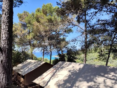 Cliquez pour découvrir toutes les photos de l'HÉBERGEMENT ! tente en toile et bois - L'Esplanade photo 2