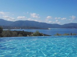 Camping Pas Cher vous présente avec son site Officiel campingpascher.fr, le Camping L'Esplanade classé 4 étoiles, situé sur la commune de Olmeto Plage dans le département Corse Du Sud (Corse) en France. Le camping L'Esplanade vous propose un hébergement de type mobil-home de 20 m² avec climatisation. L'établissement vous propose 12 autres types d'hébergements. Découvrez tous nos séjours à petits prix dans la commune et aux alentours de Olmeto Plage du département : Corse Du Sud (Corse). Les Avis clients pour le Camping L'Esplanade sont de 7 sur 10. Mer, Piscine chauffée, Piscine extérieure, Animations familiales, Aire de jeux enfants, Canoë-kayak, Canyoning, Centre équestre, Court de tennis, Jet-ski, Location de bateaux, Paddle, Ping-pong, Planche à voile, Plongée, Pétanque, Salle de fitness, Terrain de football, Terrain multisports, Bar, Boulangerie, Brasserie, Bureau de tabac, Dépôt de pain, Restaurant, Station-service, Supermarché, Épicerie,... En savoir plus : cliquez-ICI.