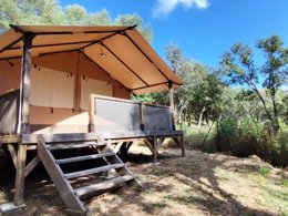 Camping Pas Cher vous présente avec son site Officiel campingpascher.fr, le Camping L'Esplanade classé 4 étoiles, situé sur la commune de Olmeto Plage dans le département Corse Du Sud (Corse) en France. Le camping L'Esplanade, vous présente un hébergement de type tente en toile et bois de 30 m² pour 2 personnes. Le camping L'Esplanade vous propose du vendredi 01 mai au vendredi 08 mai 2026 pour 7 nuits à 338.8€. Cette location propose 58 dates différentes pour réserver votre séjour. Découvrez également les 13 autres gammes d'hébergements du camping. Les Avis clients pour le Camping L'Esplanade sont de 7 sur 10. Mer, Piscine chauffée, Piscine extérieure, Animations familiales, Aire de jeux enfants, Canoë-kayak, Canyoning, Centre équestre, Court de tennis, Jet-ski, Location de bateaux, Paddle, Ping-pong, Planche à voile, Plongée, Pétanque, Salle de fitness, Terrain de football, Terrain multisports, Bar, Boulangerie, Brasserie, Bureau de tabac, Dépôt de pain, Restaurant, Station-service, Supermarché, Épicerie,... En savoir plus : cliquez-ICI.