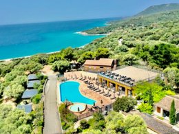 Camping Pas Cher vous présente avec son site Officiel campingpascher.fr, le Camping L'Esplanade classé 4 étoiles, situé sur la commune de Olmeto Plage dans le département Corse Du Sud (Corse) en France. Le camping L'Esplanade, vous présente un hébergement de type chalet de 33 m² avec climatisation. Le camping L'Esplanade vous propose du mercredi 01 avril au mercredi 08 avril 2026 pour 7 nuits à 700.7€. Cette location propose 82 dates différentes pour réserver votre séjour. Découvrez également les 13 autres gammes d'hébergements du camping. Les Avis clients pour le Camping L'Esplanade sont de 7 sur 10. Mer, Piscine chauffée, Piscine extérieure, Animations familiales, Aire de jeux enfants, Canoë-kayak, Canyoning, Centre équestre, Court de tennis, Jet-ski, Location de bateaux, Paddle, Ping-pong, Planche à voile, Plongée, Pétanque, Salle de fitness, Terrain de football, Terrain multisports, Bar, Boulangerie, Brasserie, Bureau de tabac, Dépôt de pain, Restaurant, Station-service, Supermarché, Épicerie,... En savoir plus : cliquez-ICI.