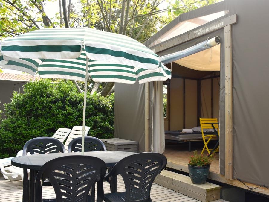 Camping Pas Cher vous présente avec son site Officiel campingpascher.fr, le Camping U Libecciu classé 2 étoiles, situé sur la commune de Calvi dans le département Corse Du Nord (Corse) en France. Le camping U Libecciu vous propose un hébergement de type tente en toile et bois de 17 m² pour 4 personnes. Cet hébergement propose plus de 93 dates différentes pour réserver ! Pour dévouvrir la période la moins chère, consultez la rubrique 'Tarifs' et sélectionnez votre mois de départ. L'établissement vous propose 2 autres types d'hébergements. Découvrez tous nos séjours à petits prix dans la commune et aux alentours de Calvi du département : Corse Du Nord (Corse). Les Avis clients pour le Camping U Libecciu sont de 7 sur 10. Animations familiales, Club ados, Club enfants, Aire de jeux enfants, Ping-pong, Pétanque, Randonnée, Bar, Supermarché,... En savoir plus : cliquez-ICI.