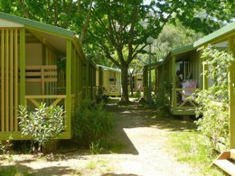 Camping Pas Cher vous présente avec son site Officiel campingpascher.fr, le Camping U Libecciu classé 2 étoiles, situé sur la commune de Calvi dans le département Corse Du Nord (Corse) en France. Le camping U Libecciu vous propose un hébergement de type tente en toile et bois de 17 m² pour 4 personnes. Cet hébergement propose plus de 93 dates différentes pour réserver ! Pour dévouvrir la période la moins chère, consultez la rubrique 'Tarifs' et sélectionnez votre mois de départ. L'établissement vous propose 2 autres types d'hébergements. Découvrez tous nos séjours à petits prix dans la commune et aux alentours de Calvi du département : Corse Du Nord (Corse). Les Avis clients pour le Camping U Libecciu sont de 7 sur 10. Animations familiales, Club ados, Club enfants, Aire de jeux enfants, Ping-pong, Pétanque, Randonnée, Bar, Supermarché,... En savoir plus : cliquez-ICI.