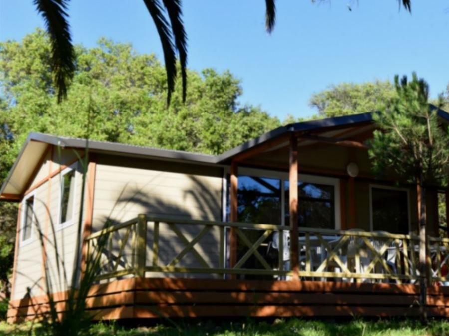 Camping Pas Cher vous présente avec son site Officiel campingpascher.fr, le Camping Ras L'Bol classé 3 étoiles, situé sur la commune de Olmeto Plage dans le département Corse Du Sud (Corse) en France. Le camping Ras L'Bol vous propose un hébergement de type bungalow pour 6 personnes. L'établissement vous propose 7 autres types d'hébergements. Découvrez tous nos séjours à petits prix dans la commune et aux alentours de Olmeto Plage du département : Corse Du Sud (Corse). Les Avis clients pour le Camping Ras L'Bol sont excellents avec une note moyenne de 8 sur 10. Mer, Piscine chauffée, Piscine extérieure, Aire de jeux enfants, Canyoning, Centre équestre, Location de bateaux, Ping-pong, Randonnée, Bar, Pizzeria, Épicerie,... En savoir plus : cliquez-ICI.