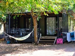 Camping Pas Cher vous présente avec son site Officiel campingpascher.fr, le Camping Ras L'Bol classé 3 étoiles, situé sur la commune de Olmeto Plage dans le département Corse Du Sud (Corse) en France. Le camping Ras L'Bol vous propose un hébergement de type bungalow pour 6 personnes. L'établissement vous propose 7 autres types d'hébergements. Découvrez tous nos séjours à petits prix dans la commune et aux alentours de Olmeto Plage du département : Corse Du Sud (Corse). Les Avis clients pour le Camping Ras L'Bol sont excellents avec une note moyenne de 8 sur 10. Mer, Piscine chauffée, Piscine extérieure, Aire de jeux enfants, Canyoning, Centre équestre, Location de bateaux, Ping-pong, Randonnée, Bar, Pizzeria, Épicerie,... En savoir plus : cliquez-ICI.
