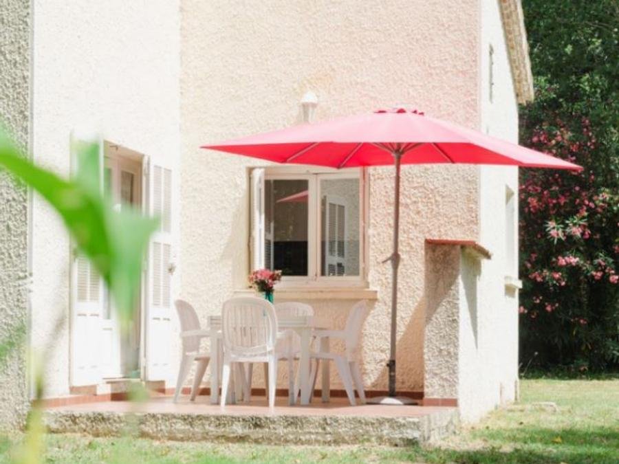 Camping Pas Cher vous présente avec son site Officiel campingpascher.fr, le Camping U Casone classé 3 étoiles, situé sur la commune de Ghisonaccia dans le département Corse Du Nord (Corse) en France. Le camping U Casone, vous présente un hébergement de type villa de 34 m² pour 4 personnes. Le camping U Casone vous propose du jeudi 17 septembre au jeudi 24 septembre 2026, en promotion à -10% pour 7 nuits à 437,40 € au lieu de 486,0 € soit une Économie de 48,60 €. Cette location propose 62 dates différentes pour réserver votre séjour. Découvrez également les 20 autres gammes d'hébergements du camping. Les Avis clients pour le Camping U Casone sont excellents avec une note moyenne de 8 sur 10. Mer, Piscine extérieure, Animation enfants, Aire de jeux enfants, Ping-pong, Plongée, Pétanque, Terrain de volley-ball, Terrain multisports, Bar, Pizzeria, Station-service, Supermarché, Épicerie,... En savoir plus : cliquez-ICI.