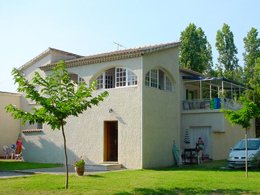 Camping Pas Cher vous présente avec son site Officiel campingpascher.fr, le Camping U Casone classé 3 étoiles, situé sur la commune de Ghisonaccia dans le département Corse Du Nord (Corse) en France. Le camping U Casone, vous présente un hébergement de type appartement de 35 m². Le camping U Casone vous propose du jeudi 07 mai au jeudi 14 mai 2026 pour 7 nuits à 462€. Cette location propose 108 dates différentes pour réserver votre séjour. Découvrez également les 15 autres gammes d'hébergements du camping. Les Avis clients pour le Camping U Casone sont excellents avec une note moyenne de 8 sur 10. Mer, Piscine extérieure, Animation enfants, Aire de jeux enfants, Ping-pong, Plongée, Pétanque, Terrain de volley-ball, Terrain multisports, Bar, Pizzeria, Station-service, Supermarché, Épicerie,... En savoir plus : cliquez-ICI.