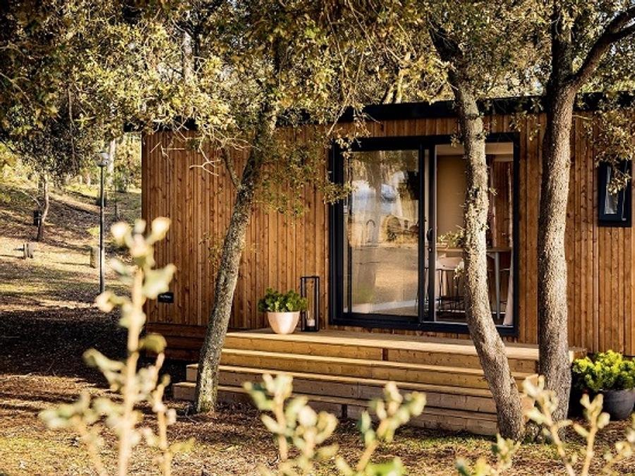 Camping Pas Cher vous présente avec son site Officiel campingpascher.fr, le Camping Bagheera Naturiste classé 4 étoiles, situé sur la commune de Bravone dans le département Corse Du Nord (Corse) en France. Le camping Bagheera Naturiste vous propose un hébergement de type mobil-home de 40 m² avec climatisation (télévision). L'établissement vous propose 9 autres types d'hébergements. Découvrez tous nos séjours à petits prix dans la commune et aux alentours de Bravone du département : Corse Du Nord (Corse). Mer, Animation enfants, Animations familiales, Aire de jeux enfants, Canoë-kayak, Court de tennis, Paddle, Parcours sportif, Ping-pong, Piscine, Plongée, Pétanque, Terrain de basketball, Terrain de beach-volley, Trampoline, Dépôt de pain, Restaurant, Snack/Bar, Station-service, Supermarché, Épicerie,... En savoir plus : cliquez-ICI.
