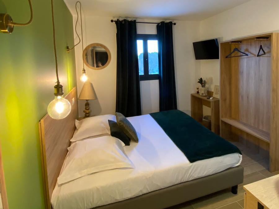 Camping Pas Cher vous présente avec son site Officiel campingpascher.fr, le Camping Merendella classé 4 étoiles, situé sur la commune de San Nicolao dans le département Corse Du Nord (Corse) en France. Le camping Merendella, vous présente un hébergement de type chambre avec climatisation et télévision. Le camping Merendella vous proposeun séjour PAS CHER avec une REMISEdu vendredi 05 juin au vendredi 12 juin 2026 avec une PROMO de DERNIÈRE MINUTE, en promotion à -30% pour 7 nuits à 413,70 € au lieu de 591,0 € soit une Économie de 177,30 €. Cette location propose 107 dates différentes pour réserver votre séjour. Découvrez également les 27 autres gammes d'hébergements du camping. Les Avis clients pour le Camping Merendella sont excellents avec une note moyenne de 8 sur 10. Mer, Piscine chauffée, Piscine couverte, Animations familiales, Club enfants, Aire de jeux enfants, Canoë-kayak, Centre équestre, Court de tennis, Golf, Jet-ski, Location de bateaux, Parcours sportif, Ping-pong, Plongée, Pétanque, Randonnée, Salle de fitness, Salle de jeux vidéo, Trampoline, Bar, Dépôt de pain, Pizzeria, Restaurant, Épicerie,... En savoir plus : cliquez-ICI.