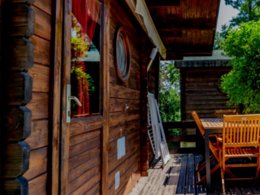 Camping Pas Cher vous présente avec son site Officiel campingpascher.fr, le Camping Merendella classé 4 étoiles, situé sur la commune de San Nicolao dans le département Corse Du Nord (Corse) en France. Le camping Merendella, vous présente un hébergement de type chalet avec climatisation. Le camping Merendella vous propose du lundi 05 janvier au lundi 12 janvier 2026 pour 7 nuits à 259€. Cette location propose 274 dates différentes pour réserver votre séjour. Découvrez également les 27 autres gammes d'hébergements du camping. Les Avis clients pour le Camping Merendella sont excellents avec une note moyenne de 8 sur 10. Mer, Piscine chauffée, Piscine couverte, Animations familiales, Club enfants, Aire de jeux enfants, Canoë-kayak, Centre équestre, Court de tennis, Golf, Jet-ski, Location de bateaux, Parcours sportif, Ping-pong, Plongée, Pétanque, Randonnée, Salle de fitness, Salle de jeux vidéo, Trampoline, Bar, Dépôt de pain, Pizzeria, Restaurant, Épicerie,... En savoir plus : cliquez-ICI.