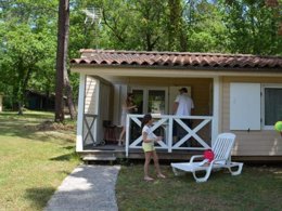 Camping Pas Cher vous présente avec son site Officiel campingpascher.fr, le Camping Les Bois De Prayssac classé 3 étoiles, situé sur la commune de Prayssac dans le département Lot (Midi Pyrénées) en France. Le camping Les Bois De Prayssac, vous présente un hébergement de type chalet de 47 m² pour 2 personnes. Le camping Les Bois De Prayssac vous propose du lundi 25 mai au lundi 01 juin 2026 pour 7 nuits à 630€. Cette location propose 95 dates différentes pour réserver votre séjour. Découvrez également les 7 autres gammes d'hébergements du camping. Les Avis clients pour le Camping Les Bois De Prayssac sont excellents avec une note moyenne de 9 sur 10. Piscine extérieure, Animations familiales, Aire de jeux enfants, Baby-foot, Pétanque, Terrain de beach-volley, Terrain multisports, Bar, Station-service,... En savoir plus : cliquez-ICI.
