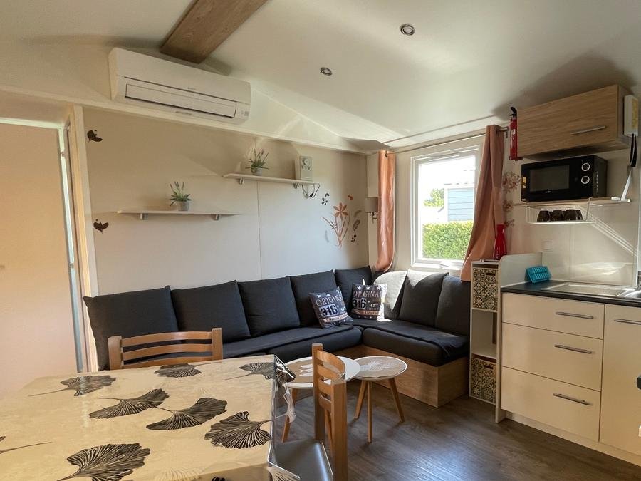 Camping Pas Cher vous présente avec son site Officiel campingpascher.fr, le Camping Tour Opérateur Et Particuliers Sur Camping Les Charmettes -Funpass Non Inclus classé 4 étoiles, situé sur la commune de La Palmyre dans le département Charente-maritime (Poitou Charentes) en France. Le camping Tour Opérateur Et Particuliers Sur Camping Les Charmettes - Funpass Non Inclus, vous présente un hébergement de type mobil-home de 32 m² pour 4 personnes et télévision. Le camping Tour Opérateur Et Particuliers Sur Camping Les Charmettes - Funpass Non Inclus vous propose du sam. 27 juin au sam. 04 juillet 2026, en promotion à -1% pour 7 nuits à 432,74 € au lieu de 438,0 € soit une Économie de 5,26 €. Cette location propose 24 dates différentes pour réserver votre séjour. Découvrez également les 14 autres gammes d'hébergements du camping. Les Avis clients pour le Camping Tour Opérateur Et Particuliers Sur Camping Les Charmettes -Funpass Non Inclus sont de 7 sur 10. Parc aquatique, Piscine couverte, Piscine extérieure, Animations familiales, Club enfants, Aire de jeux enfants, Canoë-kayak, Centre équestre, Court de tennis, Ping-pong, Piscine, Plongée, Pétanque, Randonnée, Structure gonflable enfants, Terrain multisports, Bar, Plats à emporter, Snack/Bar, Épicerie,... En savoir plus : cliquez-ICI.