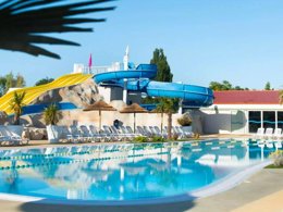 Camping Pas Cher vous présente avec son site Officiel campingpascher.fr, le Camping Tour Opérateur Et Particuliers Sur Camping Les Charmettes -Funpass Non Inclus classé 4 étoiles, situé sur la commune de La Palmyre dans le département Charente-maritime (Poitou-charentes) en France. Le camping Tour Opérateur Et Particuliers Sur Camping Les Charmettes - Funpass Non Inclus vous propose un hébergement de type mobil-home pour 4 personnes. L'établissement vous propose 14 autres types d'hébergements. Découvrez tous nos séjours à petits prix dans la commune et aux alentours de La Palmyre du département : Charente-maritime (Poitou-charentes). Les Avis clients pour le Camping Tour Opérateur Et Particuliers Sur Camping Les Charmettes -Funpass Non Inclus sont de 7 sur 10. Parc aquatique, Piscine couverte, Piscine extérieure, Animations familiales, Club enfants, Aire de jeux enfants, Canoë-kayak, Centre équestre, Court de tennis, Ping-pong, Piscine, Plongée, Pétanque, Randonnée, Structure gonflable enfants, Terrain multisports, Bar, Plats à emporter, Snack/Bar, Épicerie,... En savoir plus : cliquez-ICI.