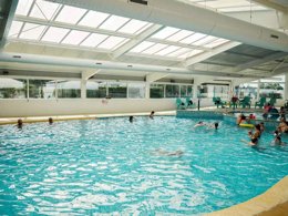 Camping Pas Cher vous présente avec son site Officiel campingpascher.fr, le Camping Tour Opérateur Et Particuliers Sur Camping Les Charmettes -Funpass Non Inclus classé 4 étoiles, situé sur la commune de La Palmyre dans le département Charente-maritime (Poitou Charentes) en France. Le camping Tour Opérateur Et Particuliers Sur Camping Les Charmettes - Funpass Non Inclus, vous présente un hébergement de type mobil-home de 36 m² pour 6 personnes avec climatisation et télévision. Le camping Tour Opérateur Et Particuliers Sur Camping Les Charmettes - Funpass Non Inclus vous propose du sam. 26 septembre au sam. 03 octobre 2026 pour 7 nuits à 250€. Cette location propose 25 dates différentes pour réserver votre séjour. Découvrez également les 10 autres gammes d'hébergements du camping. Les Avis clients pour le Camping Tour Opérateur Et Particuliers Sur Camping Les Charmettes -Funpass Non Inclus sont de 7 sur 10. Parc aquatique, Piscine couverte, Piscine extérieure, Animations familiales, Club enfants, Aire de jeux enfants, Canoë-kayak, Centre équestre, Court de tennis, Ping-pong, Piscine, Plongée, Pétanque, Randonnée, Structure gonflable enfants, Terrain multisports, Bar, Plats à emporter, Snack/Bar, Épicerie,... En savoir plus : cliquez-ICI.