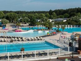 Camping Pas Cher vous présente avec son site Officiel campingpascher.fr, le Camping Tour Opérateur Et Particuliers Sur Camping La Réserve - Funpass Non Inclus classé 4 étoiles, situé sur la commune de Gastes dans le département Landes (Aquitaine) en France. Le camping Tour Opérateur Et Particuliers Sur Camping La Réserve - Funpass Non Inclus, vous présente un hébergement de type mobil-home de 40 m² avec climatisation et télévision. Le camping Tour Opérateur Et Particuliers Sur Camping La Réserve - Funpass Non Inclus vous propose du sam. 13 juin au sam. 20 juin 2026 pour 7 nuits à 330€. Cette location propose 12 dates différentes pour réserver votre séjour. Découvrez également les 7 autres gammes d'hébergements du camping. Les Avis clients pour le Camping Tour Opérateur Et Particuliers Sur Camping La Réserve - Funpass Non Inclus sont excellents avec une note moyenne de 8 sur 10. Parc aquatique, Piscine couverte, Piscine extérieure, Club enfants, Aire de jeux enfants, Canoë-kayak, Centre équestre, Court de tennis, Cyclisme, Golf, Location de bateaux, Parcours sportif, Ping-pong, Piscine, Pétanque, Randonnée, Terrain multisports, Bar, Dépôt de pain, Plats à emporter, Épicerie,... En savoir plus : cliquez-ICI.